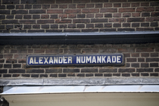 909216 Afbeelding van het oude type straatnaambordje Alexander Numankade aan de gevel van het pand Alexander Numankade ...